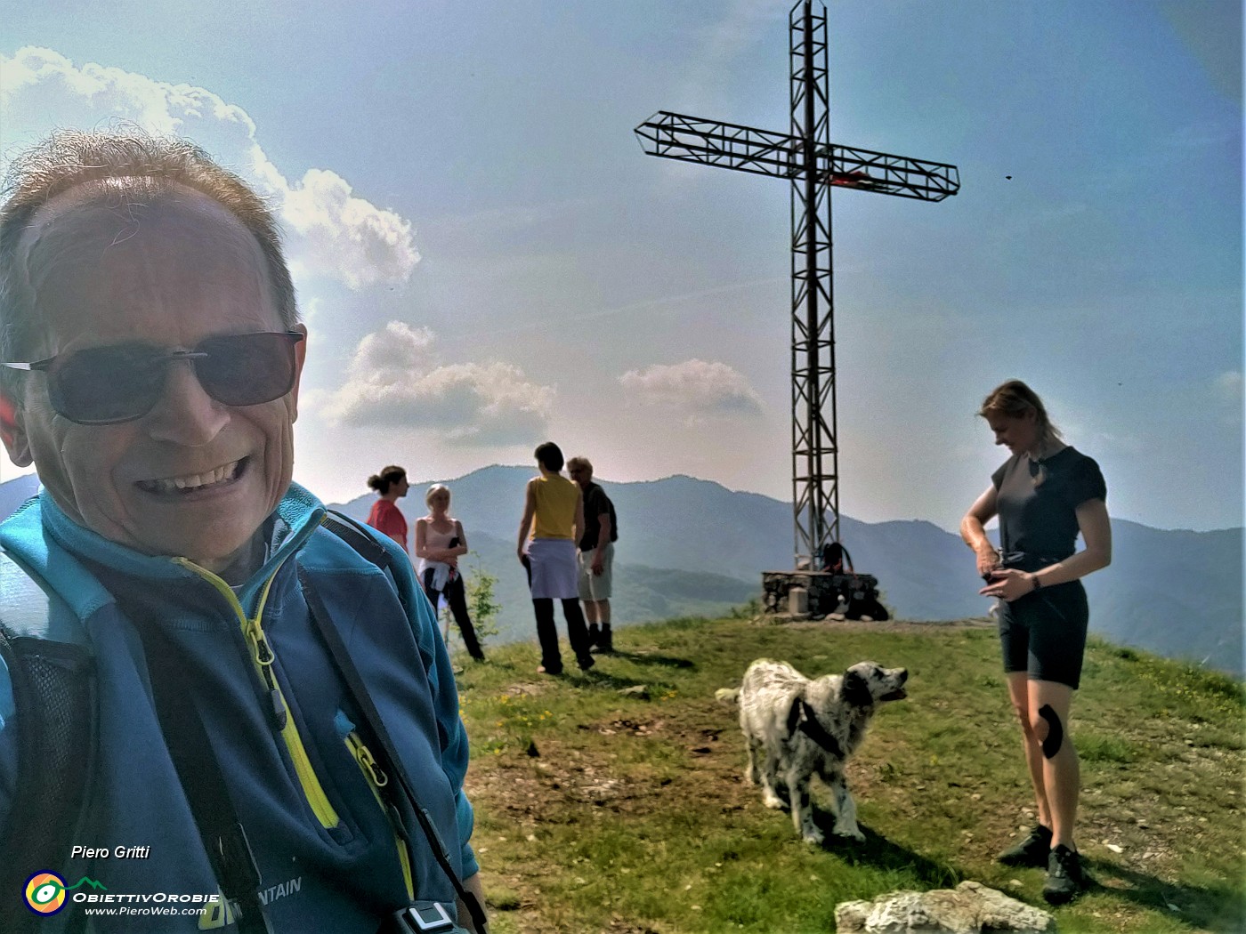 39 Alla croce di vetta del Pizzo di Spino (954 m) non  siamo soli.jpg